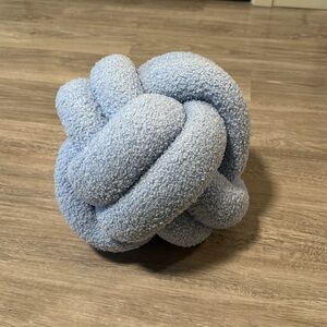 Furn boucle knot fleece cushion